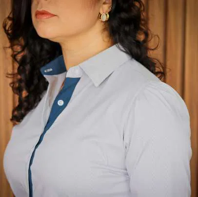 Decote de camisa social com friso azul