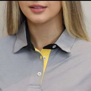 Gola polo cinza com detalhe amarelo interno