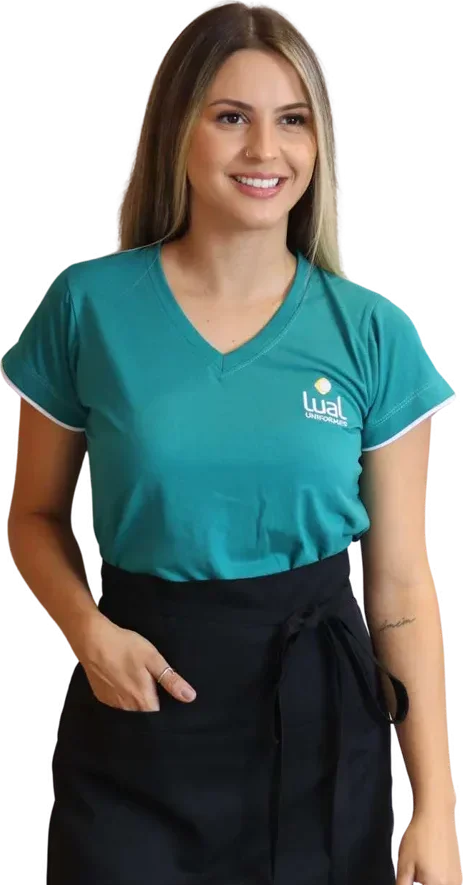 Mulher com blusa de malha verde-água