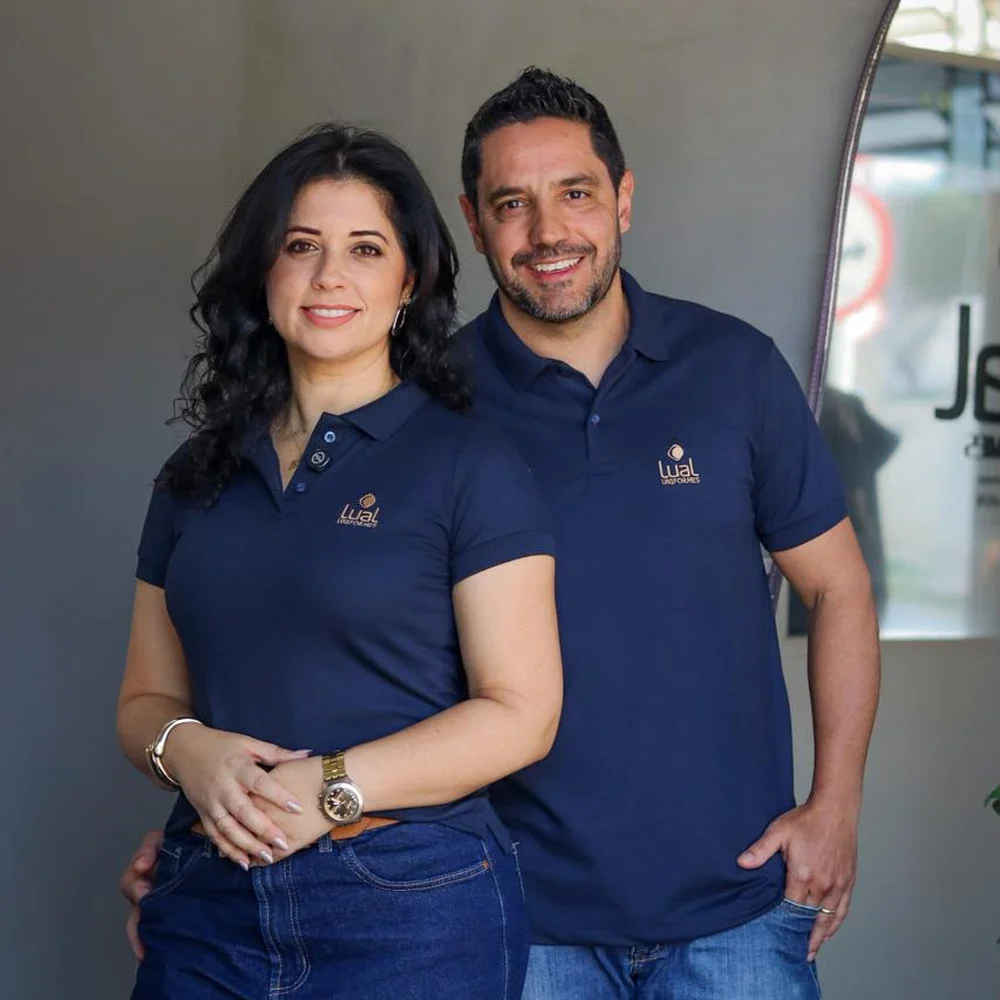 Os dois responsáveis da Lual, de polo azul-marinho com o logo bordado