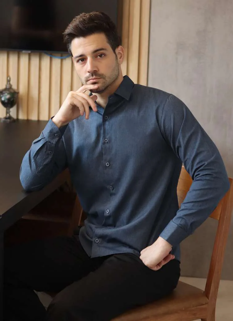 Camisa social azul-petróleo de modelagem ajustada